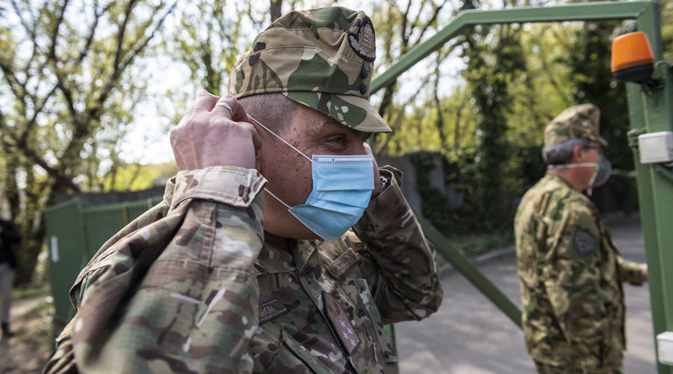 A Magyar Honvédség beszerezte a koronavírus-járvány elleni védekezéshez szükséges védőruházatokat, vegyszereket és vegyvédelmi eszközöket. /Fotó:MTI