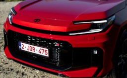 ma silnik 2.5 i spala 3,7 l/100 km. nowa toyota trzęsie rynkiem. ile kosztuje?