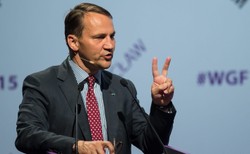 Językowa wpadka Sikorskiego. Prof. Bralczyk: Zaburzona świadomość ortograficzna tego "tępego"