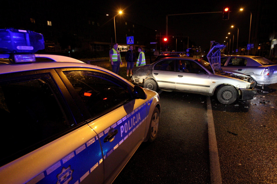 Pościg za pijanym kierowcą w Kielcach. Uszkodził cztery auta i karetkę przewożącą pacjenta