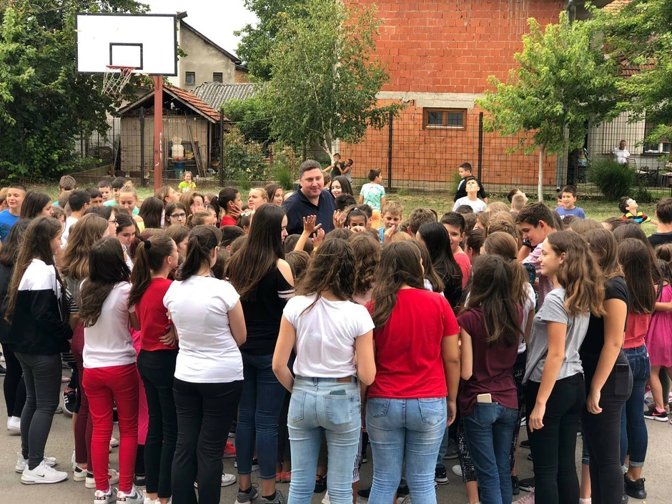 "Đaci će i dalje pokušavati da do znanja dođu prečicom, ali ćemo im mi, a ne veštačka inteligencija, objašnjavati zašto nije dobro da se u životu ide prečicom", poručuje Petrović