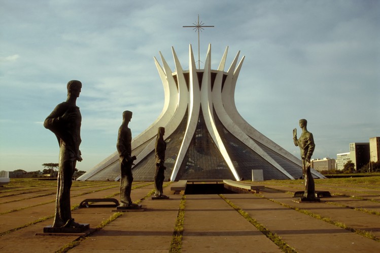 Wokół Brasilii zaczęły powstawać kolejne osiedla, tzw. Cidades Satélies, czyli miasta satelity. Utopijna koncepcja szybko okazała się być raczej zaprzeczeniem raju na Ziemi. Pomimo nowoczesnych rozwiązań miasto do dziś jest krytykowane jako sztuczny twór, wybudowany wbrew potrzebom człowieka, przyrodzie i prawom ekonomicznym. Na zdjęciu: jeden z najbardziej charakterystycznych budynków Brasilii, podziemna Katedra, której 16 betonowych kolumn wygina się w kształt korony cierniowej.