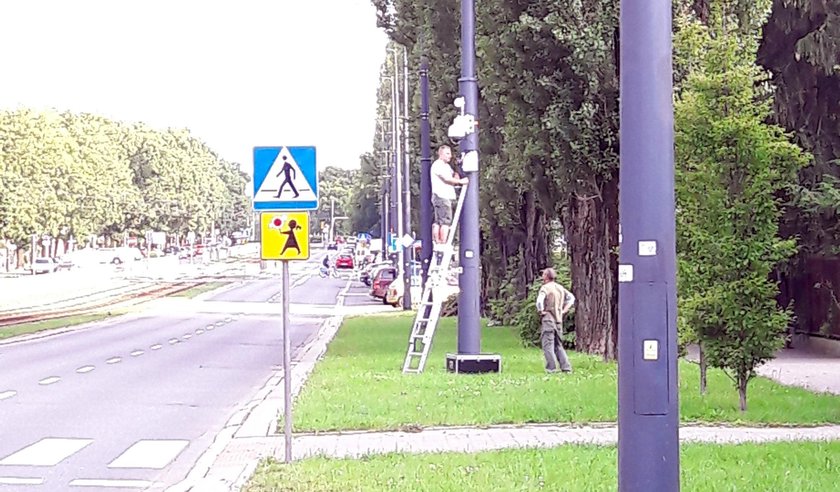 Służby nagrywają protestujących ludzi pod domem Kaczyńskiego. Oto dowód!