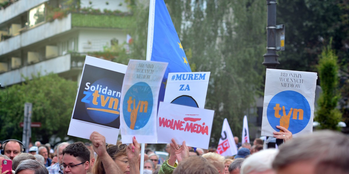 Decyzja szefa KRRiT to pokłosie sporu o koncesję dla telewizji TVN24, który wywołał falę protestów w Polsce w obronie wolnych mediów. 