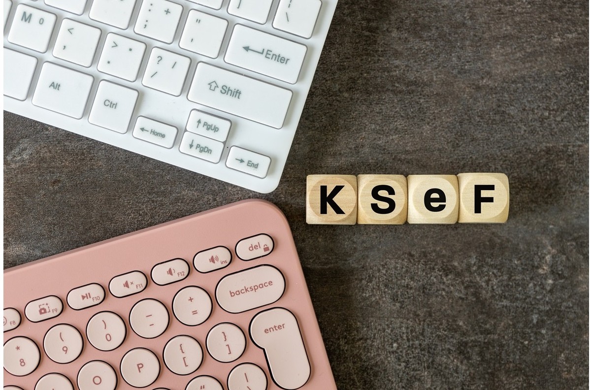 klawiatury komputerów i napis ksef