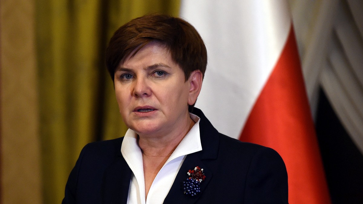 Premier Beata Szydło zadeklarowała w Londynie, że polski rząd wpłaci 3 mln euro do międzynarodowego funduszu na rzecz wsparcia ogarniętej wojną domową Syrii i regionu. Podkreśliła, że polski rząd oręduje, "by problemy rozwiązywać tam, gdzie się rodzą".