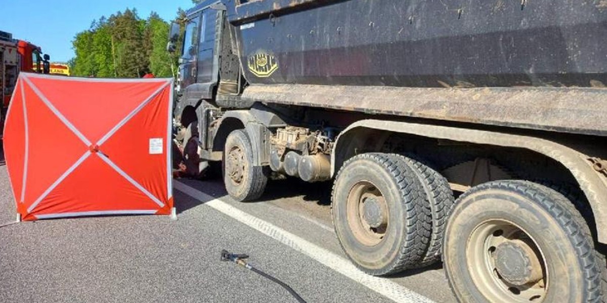 Słupsk. Tragiczny wypadek. Nie żyją trzy osoby, w tym dziecko.