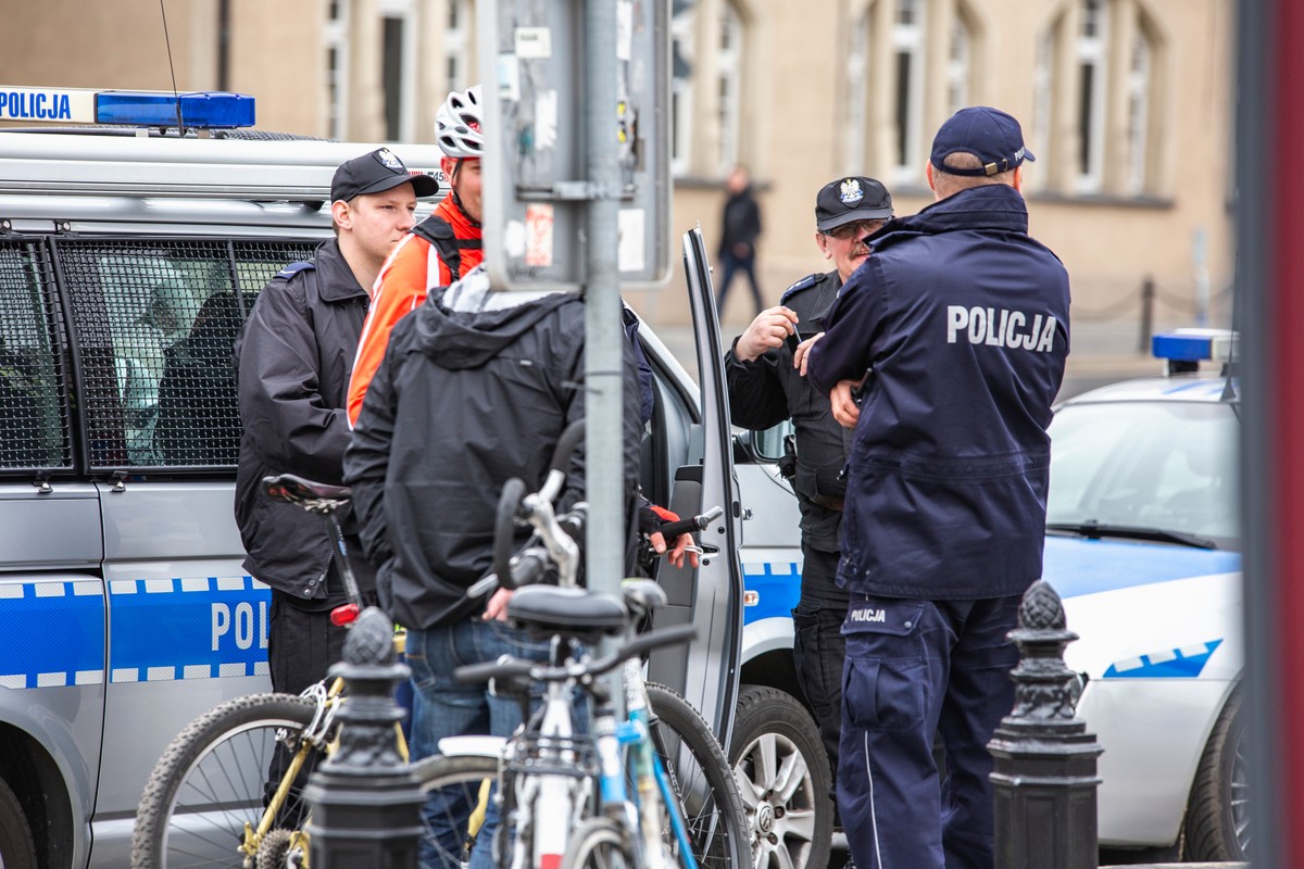 Policjanci kontrolują rowerzystę