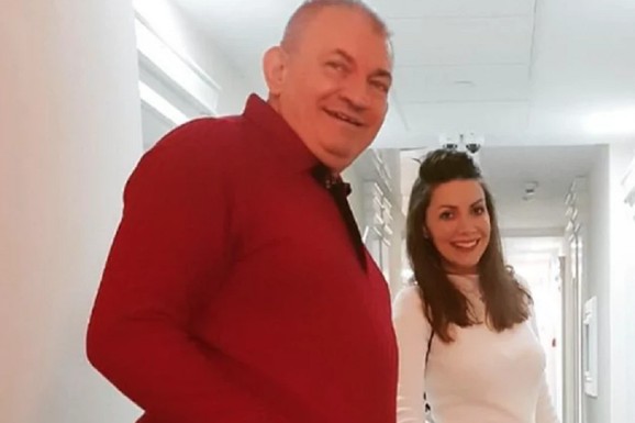 VODITELJKA RTS-A OTVORILA VRATA LUKS DOMA Ovde živi sa mnogo starijim mužem profesorom: Pokazala OMILJENI KUTAK, a tek da vidite spavaću sobu i dnevnu sa ogromnim lusterom (FOTO)