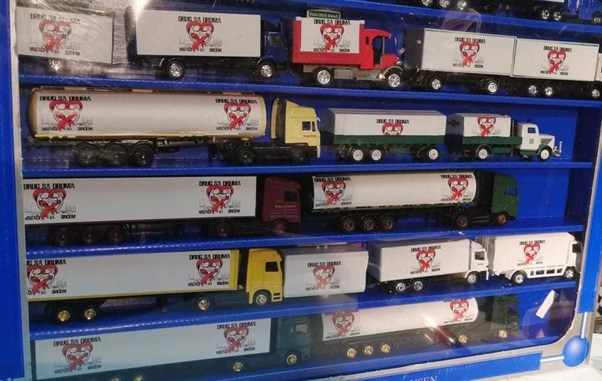 Igračke kamioni koji se simbolično nalaze na humanitarnoj licitaciji