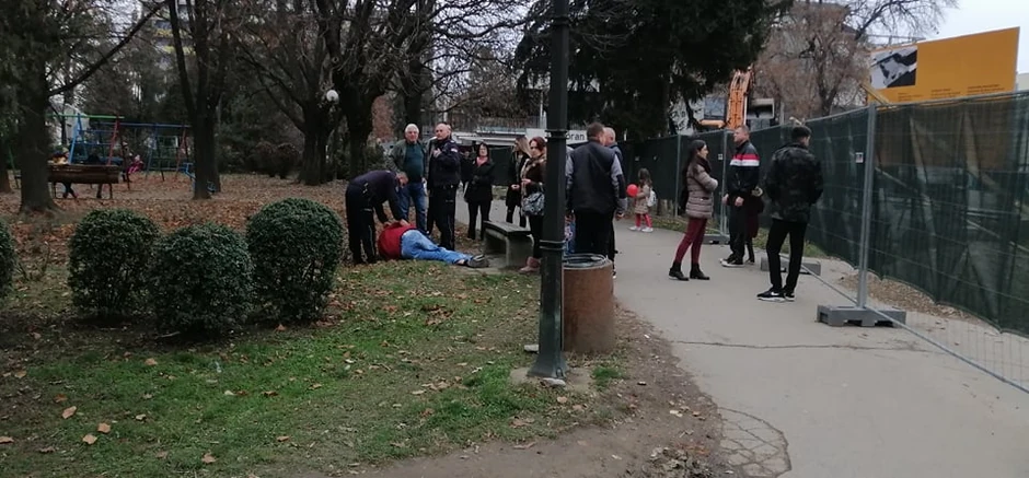 Prizor sugrađanina koji leži u centru grada u besvesnom stanju posmatrala su i maloletna deca u prisustvu roditelja