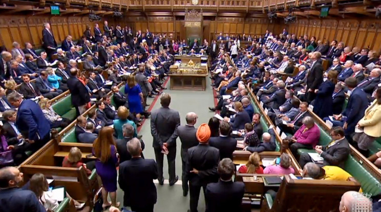 A brit parlament, amikor a valódi képviselők ülnek a sorokban, nem mindig különbözik a majomparádétól / Fotó : MTI-EPA Neil Hall
