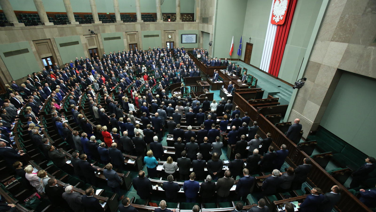 Sejm uchwalił w piątek zmiany w ustawie o finansach publicznych. Ich zadaniem jest zobowiązanie niektórych państwowych instytucji do deponowania wolnych środków na rachunku resortu finansów.