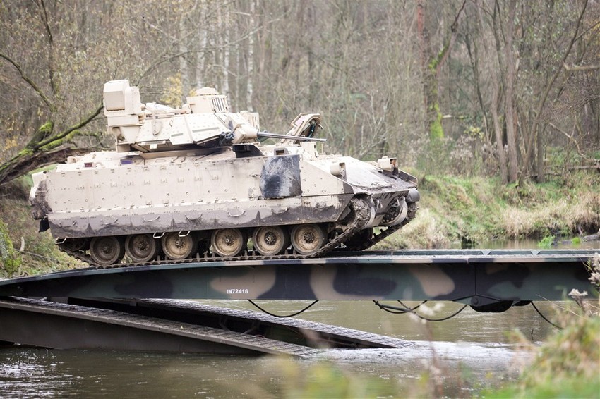 Pešadijsko borbeno vozilo "bredli" M2 tokom zajedničke vežbe američke i poljske vojske kod Svjentošova u novembru 2017.