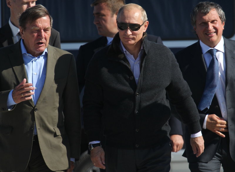 Gerhard Schröder już jako przewodniczący rady nadzorczej Nord Stream AG oprowadza Władimira Putina po budowie rurociągu Nord Stream 2 pod St. Petersburgiem, wrzesień 2011 r. Po prawej wicepremier Rosji Igor Sieczin
