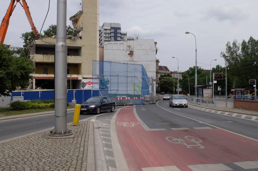 Wyburzanie budynku Cuprum przy pl. Jana Pawła II we Wrocławiu