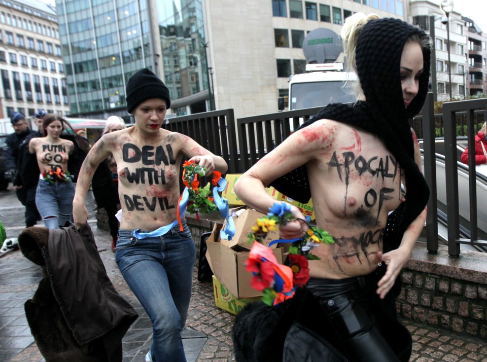 Roznegliżowany Femen protestuje mimo mrozu