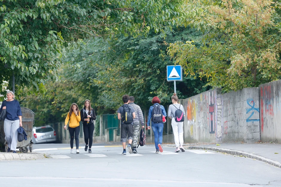 Deca koja su viđala ženu na putu do škole