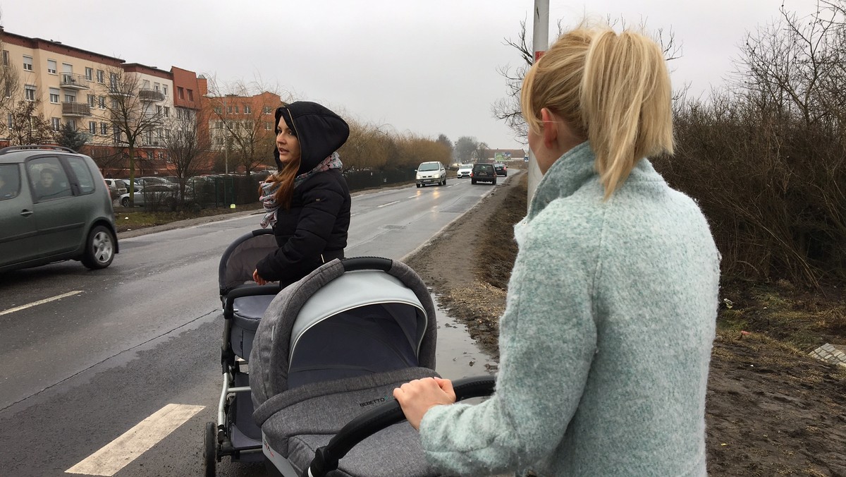 Żeby dojść do najbliższego przystanku, sklepu albo kościoła, niektórzy mieszkańcy wrocławskiego Jagodna codziennie przeciskają się wąskim poboczem wzdłuż ulicy Buforowej, tuż obok pędzących samochodów. Dla własnego bezpieczeństwa mieszkańcy zwrócili się do miasta z prośbą o wyznaczenie nowych, tymczasowych przystanków. W ZDiUM-ie tłumaczą, że to niemożliwe, bo pasażerowie nie mogą wysiadać prosto do rowu.