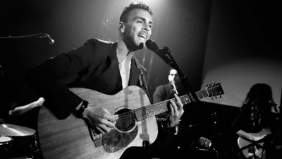 ASAF AVIDAN PERFOMS IN LIVE