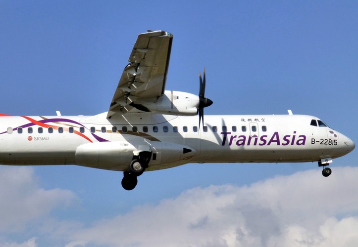 W mediach pojawiły się dramatyczne zdjęcia, na których widać mocno przechylony samolot lecący tuż nad autostradą