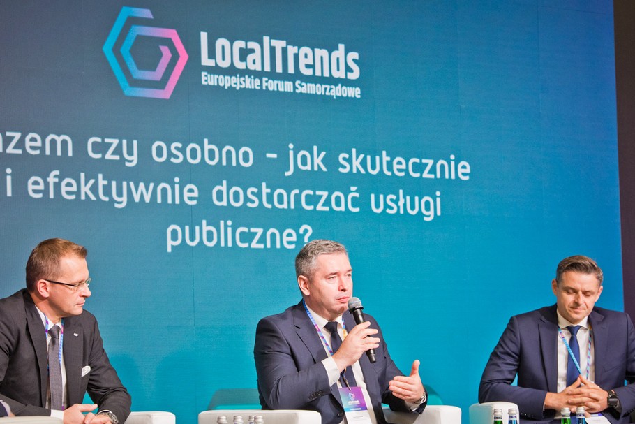 Od lewej: Hubert Nowak, prezes Urzędu Zamówień Publicznych, Jacek Bogusławski, członek zarządu województwa wielkopolskiego, Rafał Ratajczak, ekspert w obszarze smart city z Wielkopolskiego Centrum Wspierania Inwestycji. 