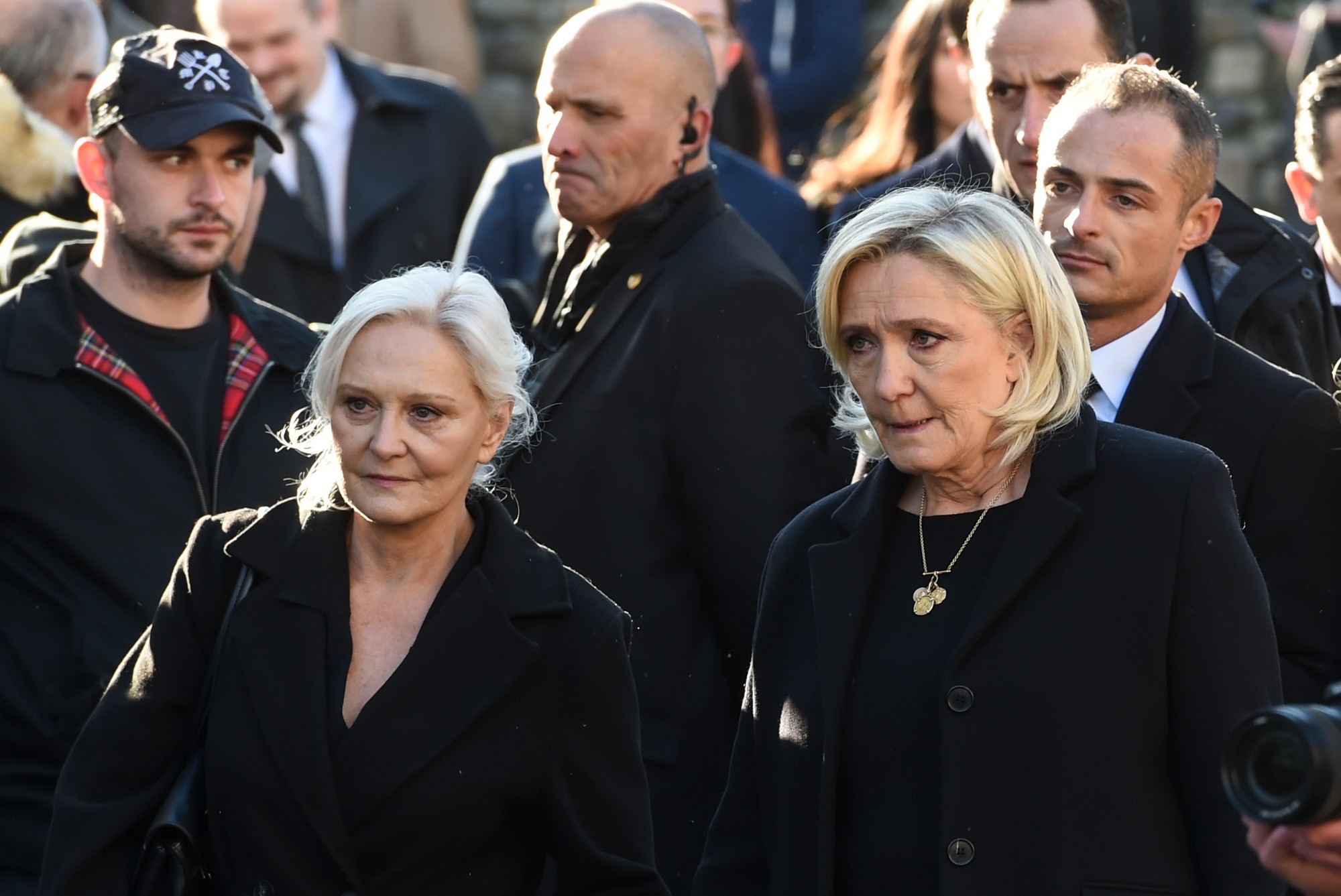 Líderka krajne pravicovej strany Národný front (FN) Marine Le Penová (vpravo) a jej sestra Marie-Caroline Le Penová.