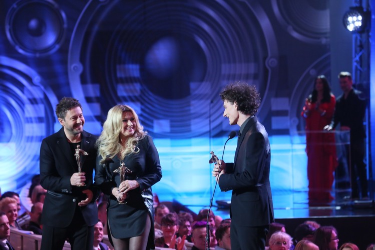 Fryderyka w kategorii 'utwór roku – muzka rozrywkowa' też otrzymał Dawid Podsiadło. Nagrodę wręczyli Andrzej Piaseczny i Beata Kozidrak