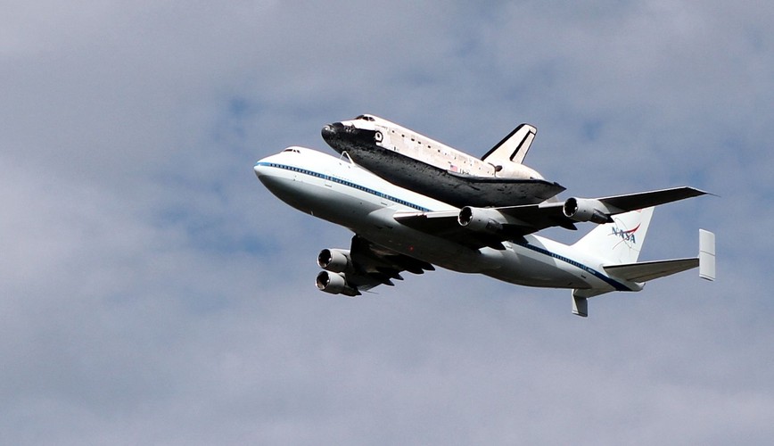 8. Ósme miejsce zajmuje Boeing 747 w wersji SCA (Shuttle Carrier Aircraft). Długi na 70,5 m. samolot o rozpiętości skrzydeł równej 59,7 m. przystosowany jest do transportowania wahadłowców. Na zdjęciu na jego grzbiecie podróżuje prom Discovery.