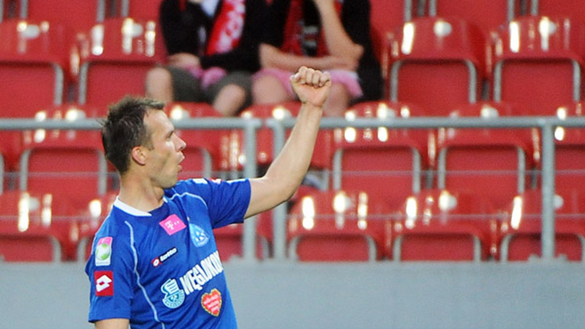 Ruch Chorzów po bardzo dobrej grze pokonał na własnym stadionie Widzew Łódź 3:0 (1:0). Mecz obfitował w wiele emocji, bowiem czerwoną kartkę dostał Milos Dragojević, a bramkę z rzutu karnego dołożył Marek Zieńczuk.