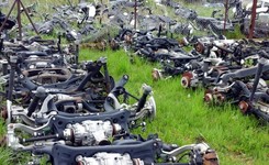 Kradzione auta warte 16 mln zł w dziuplach jak hurtownie! Mamy zdjęcia z akcji policji i straży granicznej