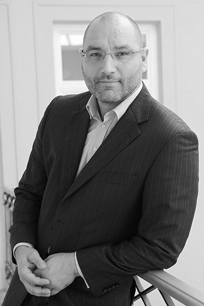 Advokát Peter Bak.