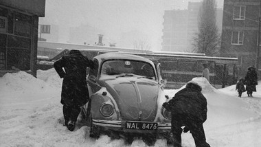 Młodzi nie mają szans. Trudny quiz o zimach w PRL-u