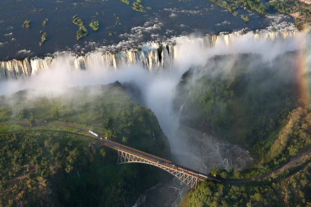 Wodospady Wiktorii na rzece Zambezi, na granicy Zimbabwe i Zambii.