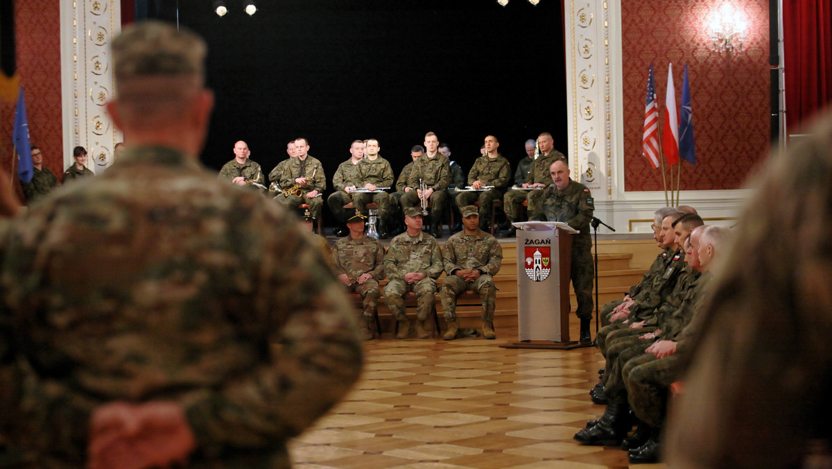 W Żaganiu doszło dziś do ceremonii przekazania dowodzenia czwartej zmianie Pancernej Brygadowej Grupy Bojowej (ABCT) Armii USA stacjonującej na wschodniej flance NATO. Dyżur objęła 1. ABCT tworzona przez żołnierzy Devil Brigade z 1. Dywizji Piechoty stacjonującej w Fort Riley w stanie Kansas. Uroczystość odbyła się w Sali Kryształowej Pałacu Książęcego.