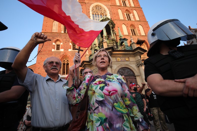 Barbara Nowak stoi w kontrdemonstracji do przechodzącego po krakowskim Rynku marszu równości, 2020 r.