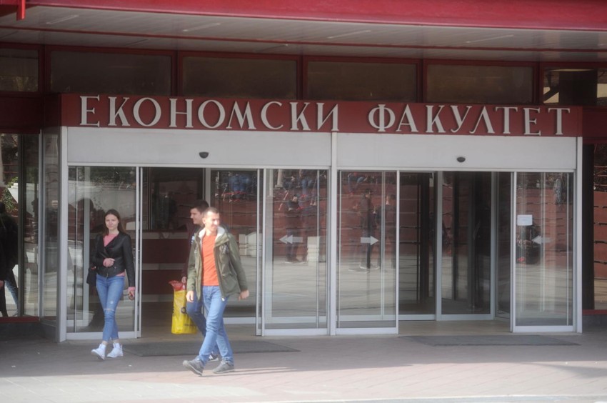 Dekanka Ekonomskog fakulteta Žaklina Stojanović navodi da je Univerzitet u Beogradu pripremio tekst Konkursa.