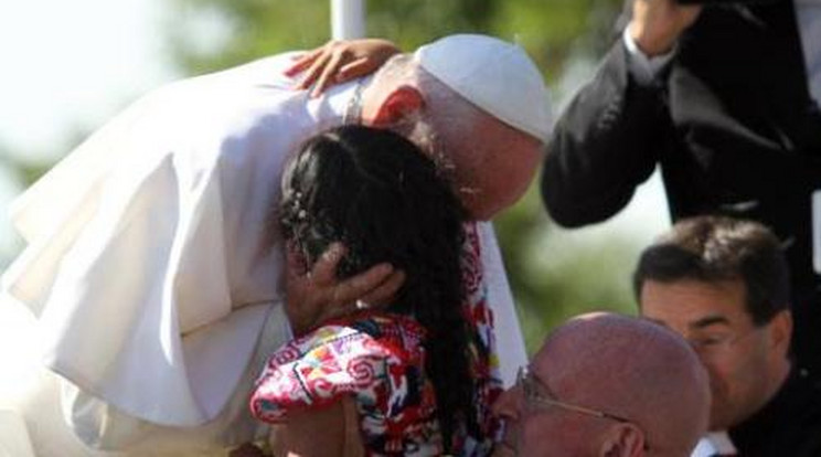 Szívszorító! Egy ötéves kislány ezzel rohant oda a pápához Washingtonban!