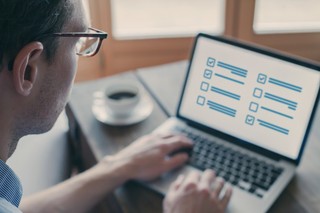 Czy z oceną ryzyka zawodowego na stanowiskach pracy zdalnej trzeba zapoznać wszystkich pracowników [Poradnia kadrowa]