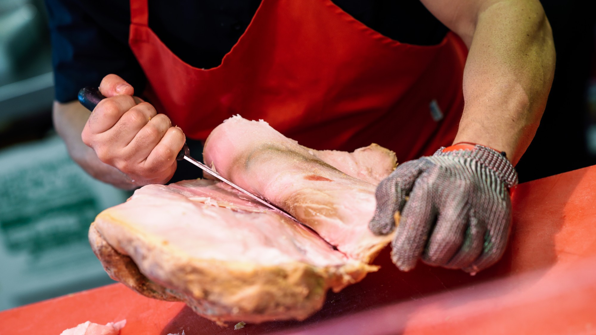 Bývalí zamestnanci lahôdok upozorňujú na nesprávne návyky pri nákupe mäsa.
