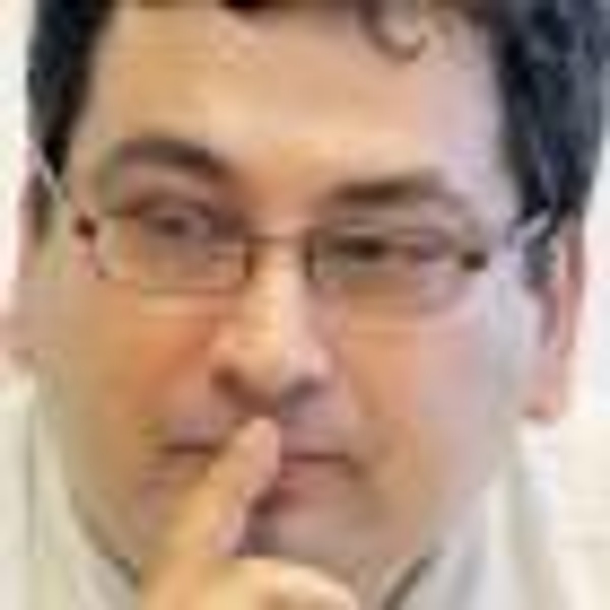 Artur Fałek, lekarz ginekolog. Absolwent Akademii Medycznej w Lublinie. Obecnie dyrektor departamentu polityki lekowej Ministerstwa Zdrowia. Wcześniej pełnił m.in. funkcję dyrektora Departamentu Gospodarki Lekowej w NFZ