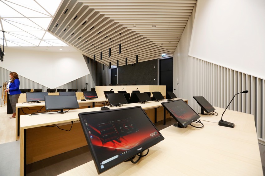 Monitori na stolovima