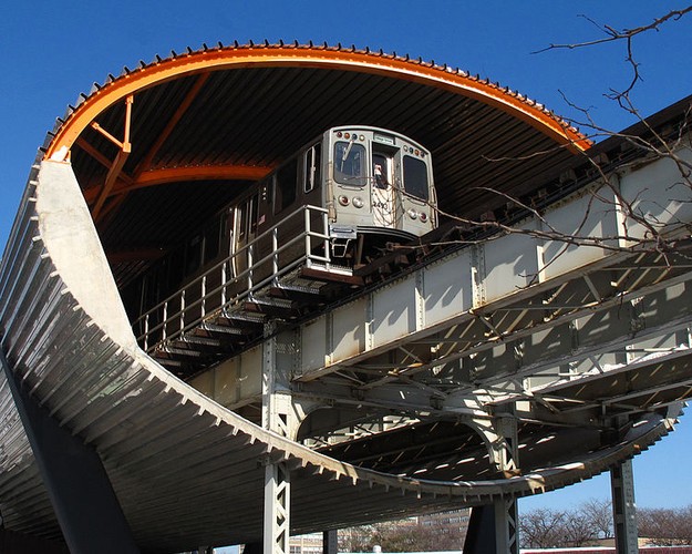 3. Tunel w kampusie McCormick w Chicago. Ten teren należący do  Illinois Institute of Technology (IIT) jest przecięty na pół linią kolejową , która biegnie na estakadzie. Odwieczny problem studentów był jednak taki, że pociągi przejeżdżające nad campusem powodowały ogromny hałas. To dlatego zapadła decyzja, żeby 200-metrowy odcinek wiaduktu schować w wyciszonej tubie ze stali nierdzewnej. Właśnie tak powstała imponująca dżdżownica, która jest dziś znakiem rozpoznawczym uczelni. Konstrukcyjnie jest całkowicie niezależna od budynku, co przekłada się ma zmniejszenie hałasu i drgań. Tubę wymyślił utytułowany architekt Rem Koolhaas, który jest twórca projektu m.in. Centralnej Telewizji Chińskiej CCTV w Pekinie (tamten budynek przypomina gigantyczne spodnie). Zdj. Tunel w Illinois Institute of Technology, Chicago; autor John Picken; Wikimedia Commons