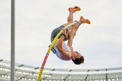 Armand Duplantis zmierzy się z Karstenem Warholmem w... biegu na 100 metrów