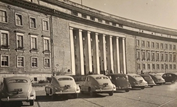 Budynek Urzędu Wojewódzkiego w latach 50. Źródło: Muzeum Historyczne we Wrocławiu 