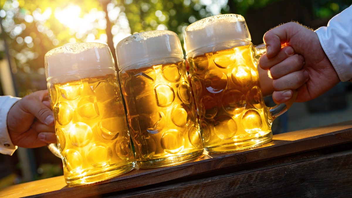 Ponad 1,4 miliona osób w Niemczech leczy się z powodu alkoholizmu, z wyraźnymi różnicami między wschodem a zachodem kraju [Źródło: Onet]