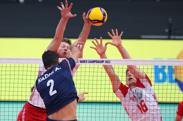 Zawodnicy reprezentacji Polski Jakub Kochanowski (L) i Kamil Semeniuk (P) oraz Ahmed Kadhi (C) z Tunezji podczas meczu 1/8 finału mistrzostw świata siatkarzy w Gliwicach