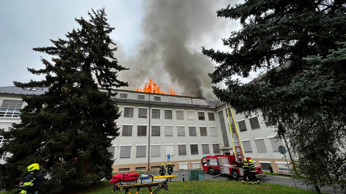 V Ústrednej vojenskej nemocnici horelo, oheň zničil strechu neurológie.