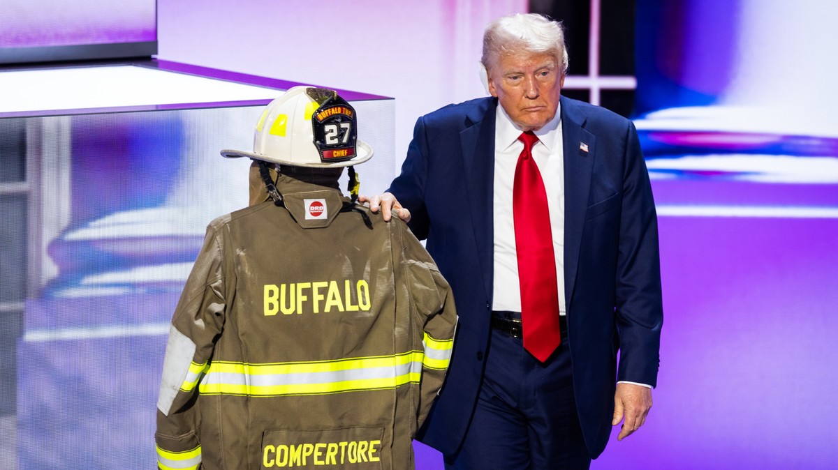 Tűzoltóautók sorfala között kísérték utolsó útjára a Trump elleni merénylet során agyonlőtt volt tűzoltóparancsnokot – videó