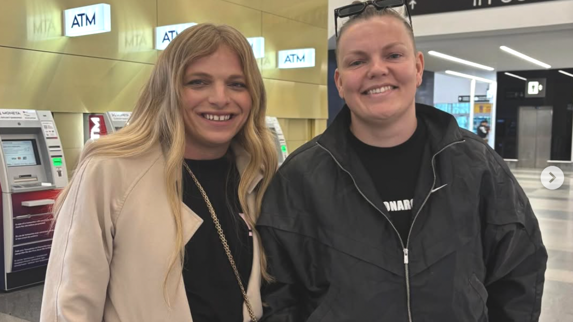 Gwen McMullen si s Nikol Mikulec sadli.